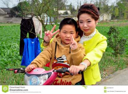 pengzhou-china-mother-son-motorbike-little-chinese-boy-his-flash-v-sign-riding-their-along-country-road-35166447